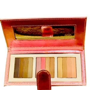 🌟 HOST PICK 🌟 NWOB Blue Eyes Pop Beauty Eyeshadow Pallet.